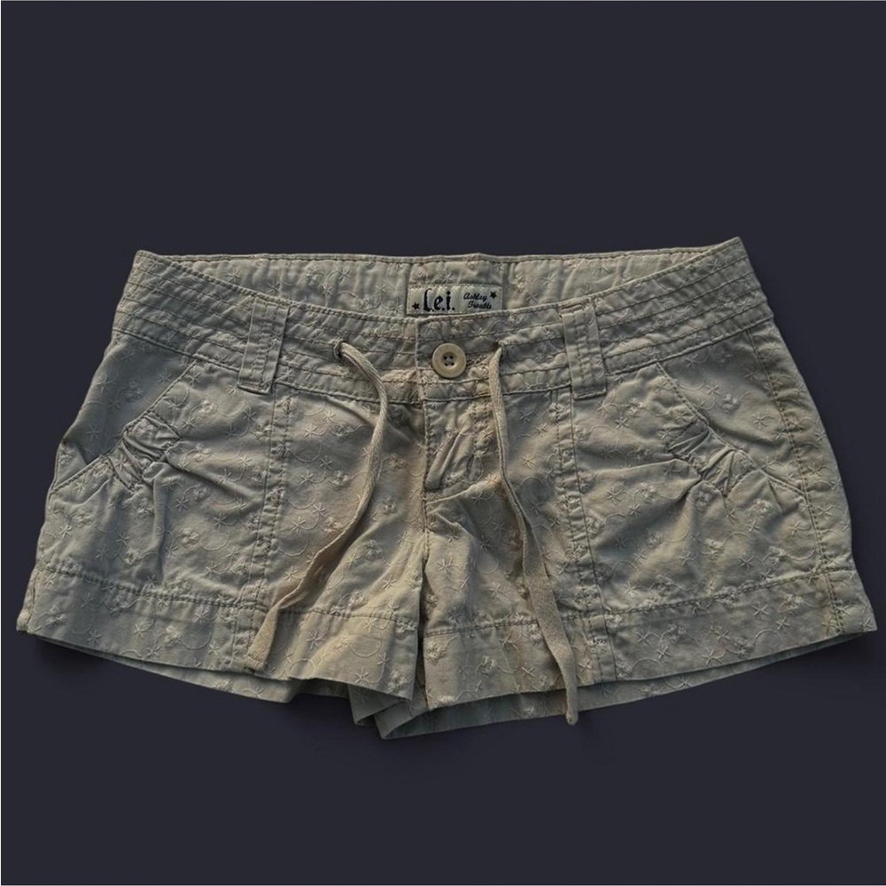 L.E.I. “ashley trouble” low rise cream shorts w floral embroidery & drawstrings